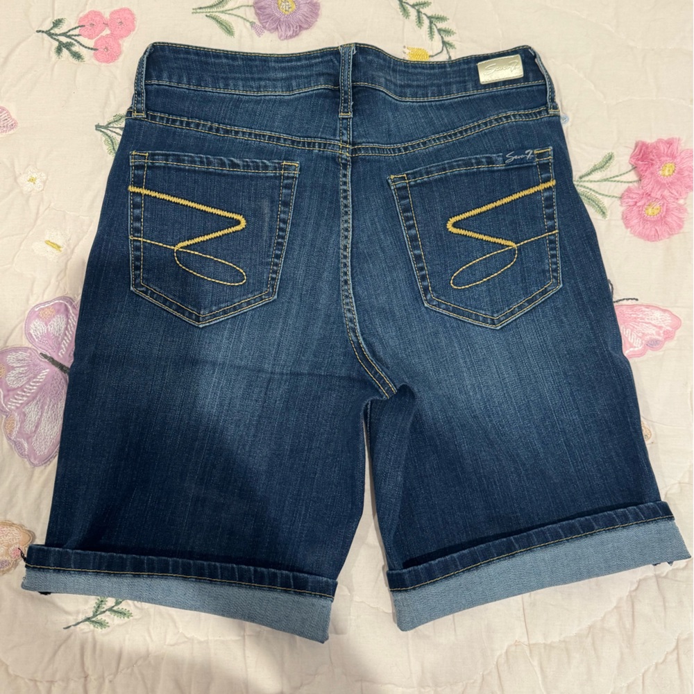 Bermuda shorts size 8 not worn out